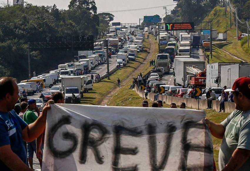 Caminhoneiros ameaçam greve e se posicionam contra venda das refinarias