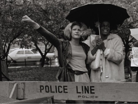 As revolucionárias Sylvia Rivera e Marsha P. Johnson na linha de frente do protesto que ficou conhecido como Stonewall, de 1969, em Nova Iorque, nos Estados Unidos. Reprodução da imagem a partir do site https://www.nps.gov/articles/000/marsha-p-johnson-sylvia-rivera.htm.